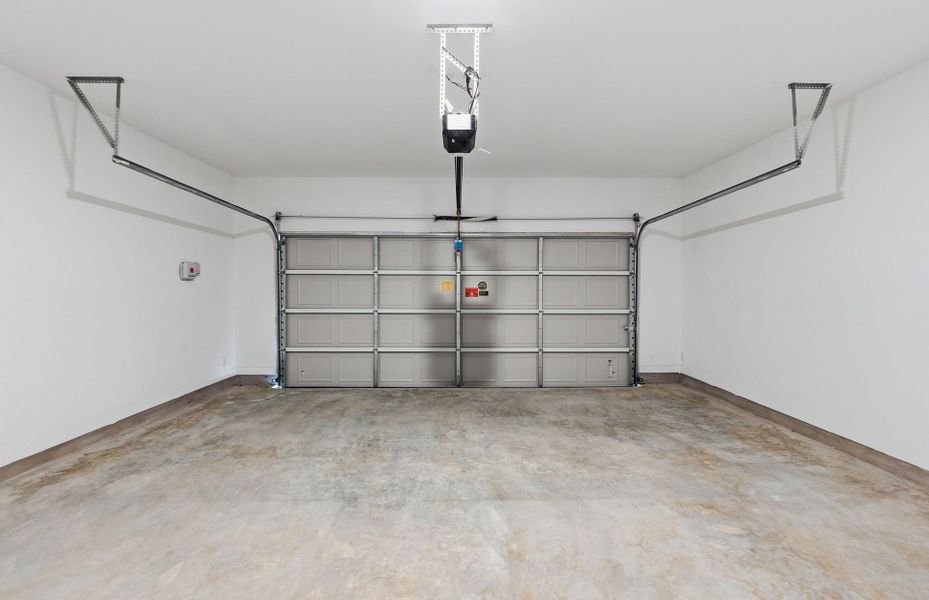 Spacious, unfurnished interior of a new home in Santa Rita Ranch, Liberty Hill (Image 39).