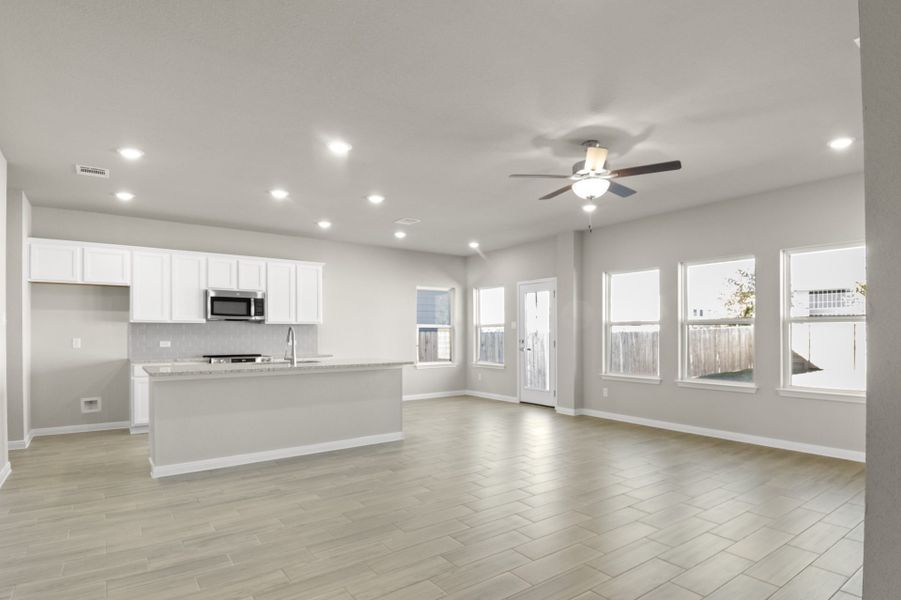 Spacious, unfurnished interior of a new home in Sonterra, Jarrell (Image 13).