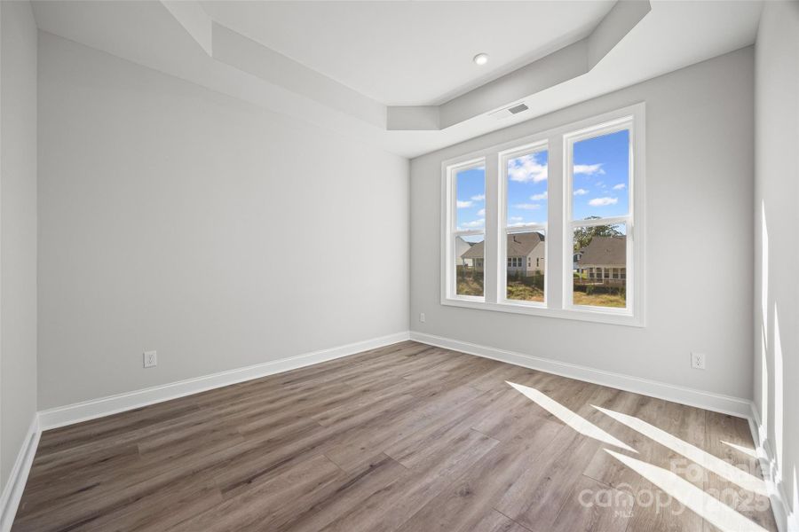 Spacious, unfurnished interior of a new home in Handsmill on Lake Wylie, York (Image 28).