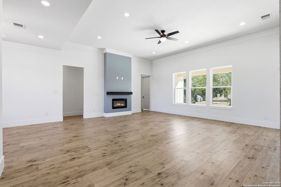 Spacious, unfurnished interior of a new home in , Bandera (Image 16).