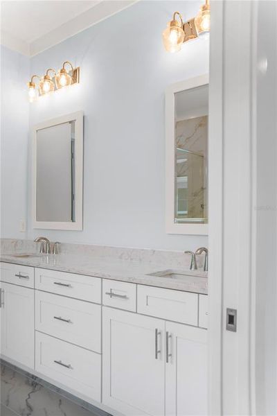 Double Vanity ample storage