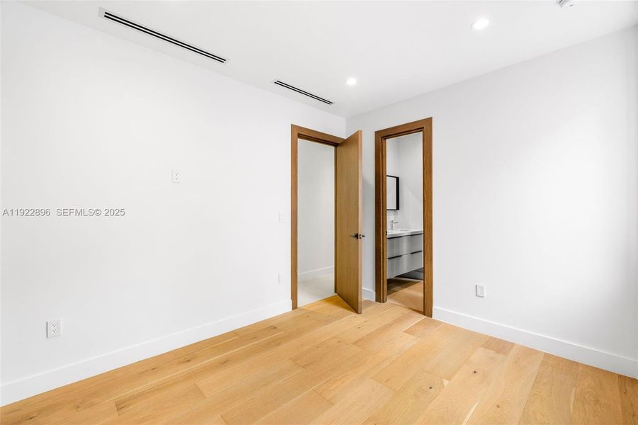 Spacious, unfurnished interior of a new home in , Miami (Image 52).