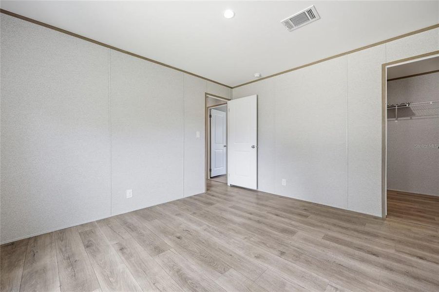 Spacious, unfurnished interior of a new home in , Bronson (Image 16).