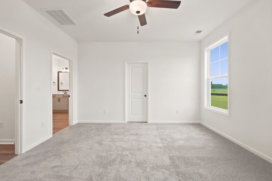 Spacious, unfurnished interior of a new home in Edgefield, Loris (Image 31).