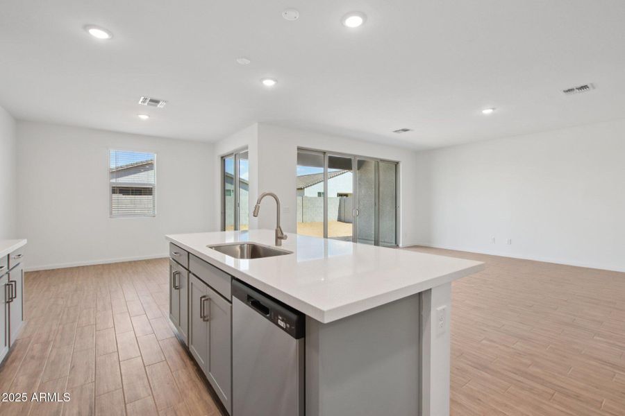 10-web-or-mls-W Brown St-S2708-010