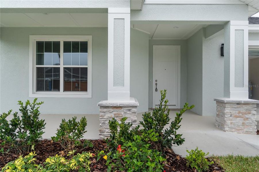 Exterior details and patio area of a home in , Mulberry (Image 3).