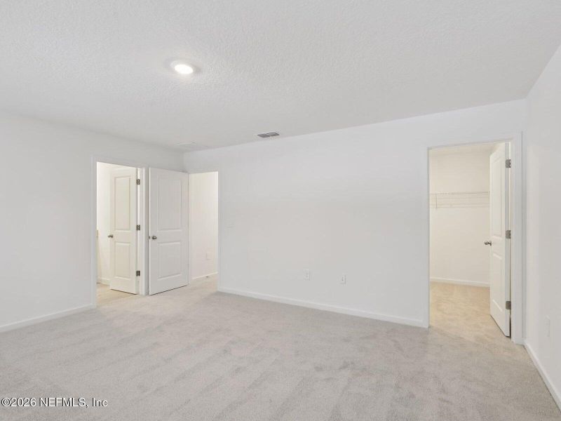 Spacious, unfurnished interior of a new home in , Jacksonville (Image 9).