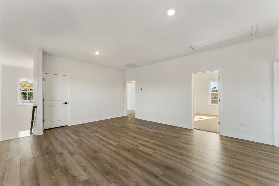 Spacious, unfurnished interior of a new home in Lakeside Saluda, Greenville (Image 27).