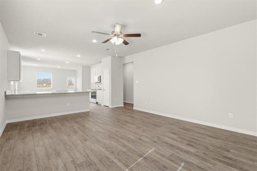 Spacious, unfurnished interior of a new home in Deer Creek, Crowley (Image 23).