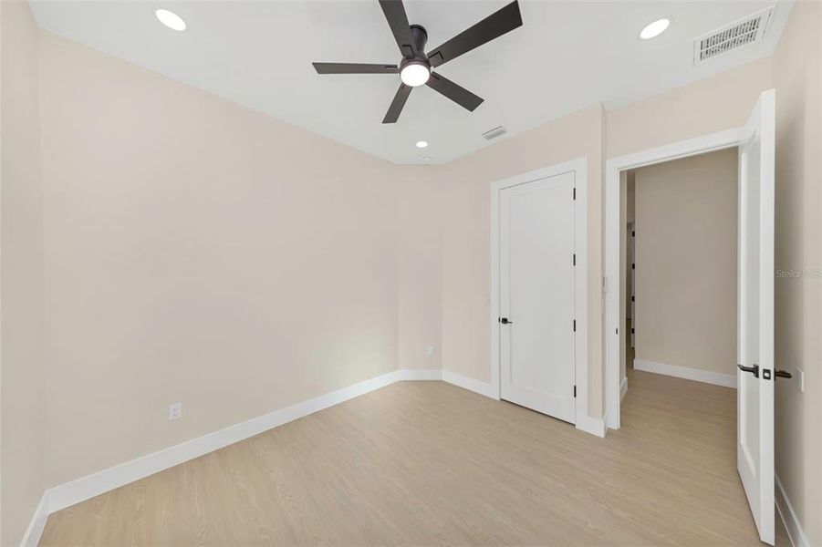 Spacious, unfurnished interior of a new home in , St. Petersburg (Image 15).