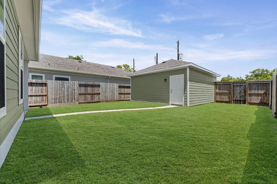 Exterior details and patio area of a home in , Pearland (Image 17).