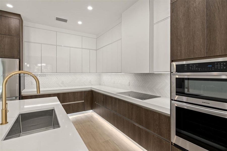 Spacious, unfurnished interior of a new home in , Naples (Image 37).