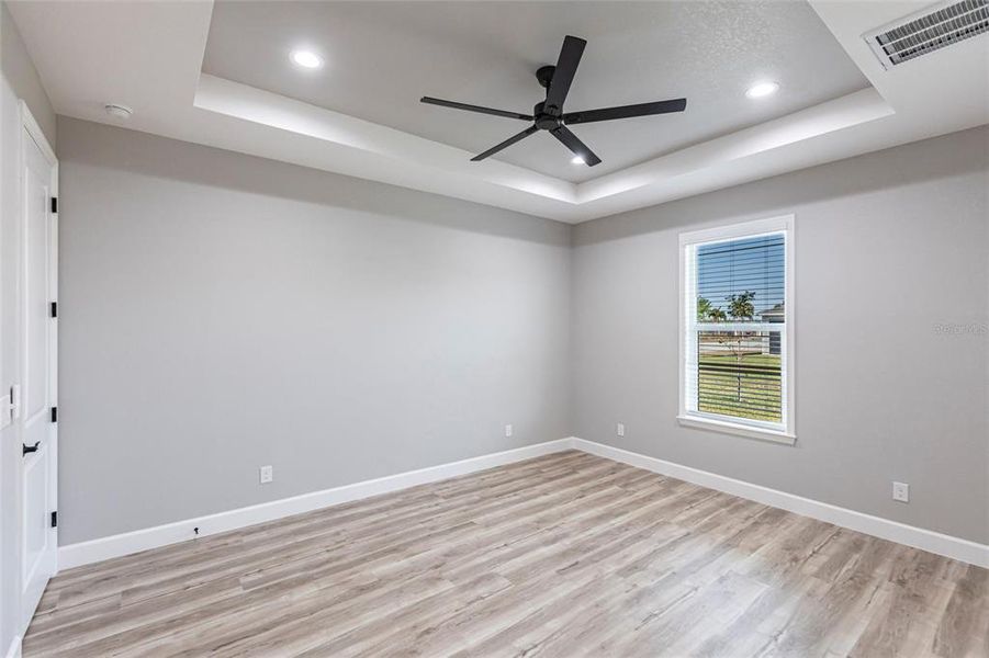 Spacious, unfurnished interior of a new home in , Cape Coral (Image 17).