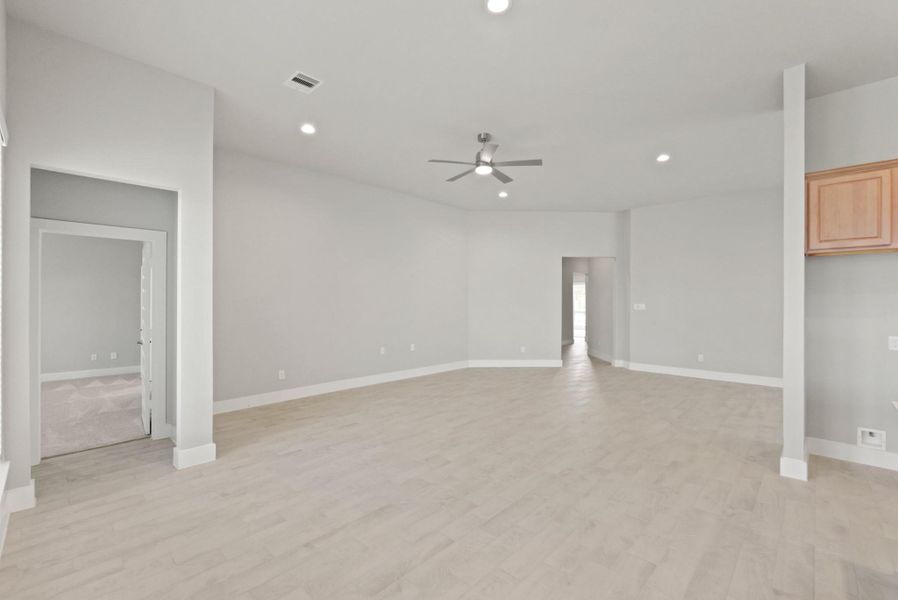 Spacious, unfurnished interior of a new home in Briarwood Crossing, Rosenberg (Image 14).