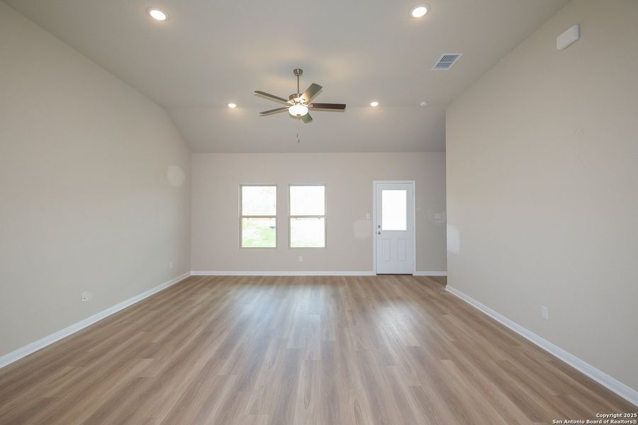 Spacious, unfurnished interior of a new home in Hunters Ranch, San Antonio (Image 17).