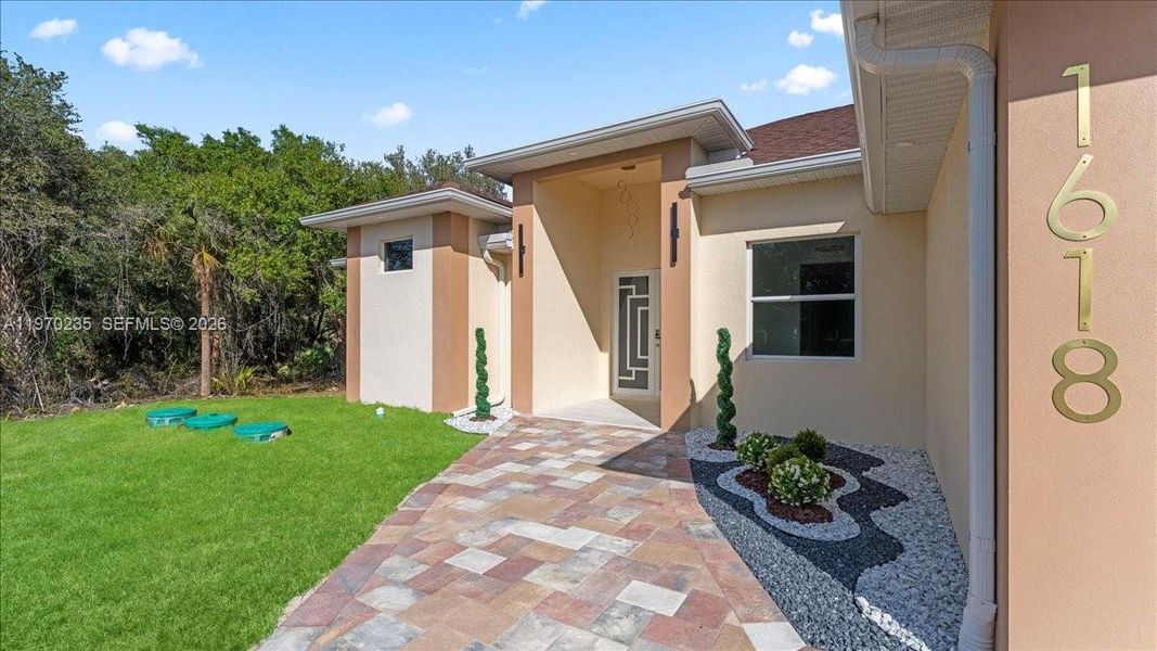Exterior details and patio area of a home in , Lehigh Acres (Image 4).