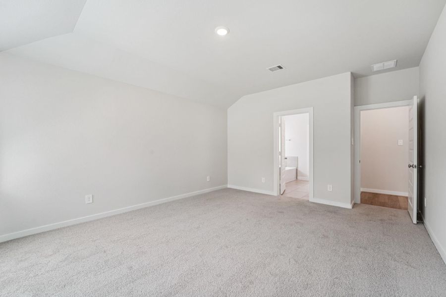 Spacious, unfurnished interior of a new home in Stewart's Ranch, Conroe (Image 22).