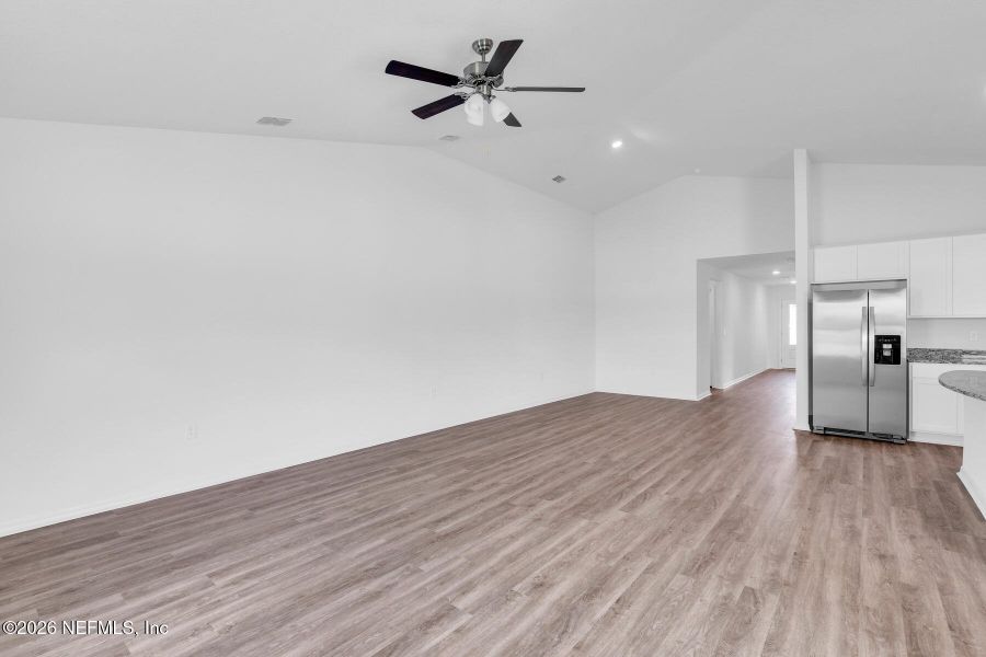 Spacious, unfurnished interior of a new home in Rolling Hills, Green Cove Springs (Image 21).