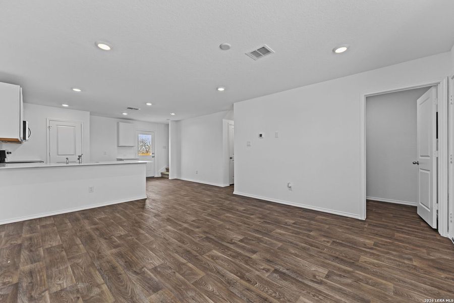 Spacious, unfurnished interior of a new home in Sonora, San Antonio (Image 19).