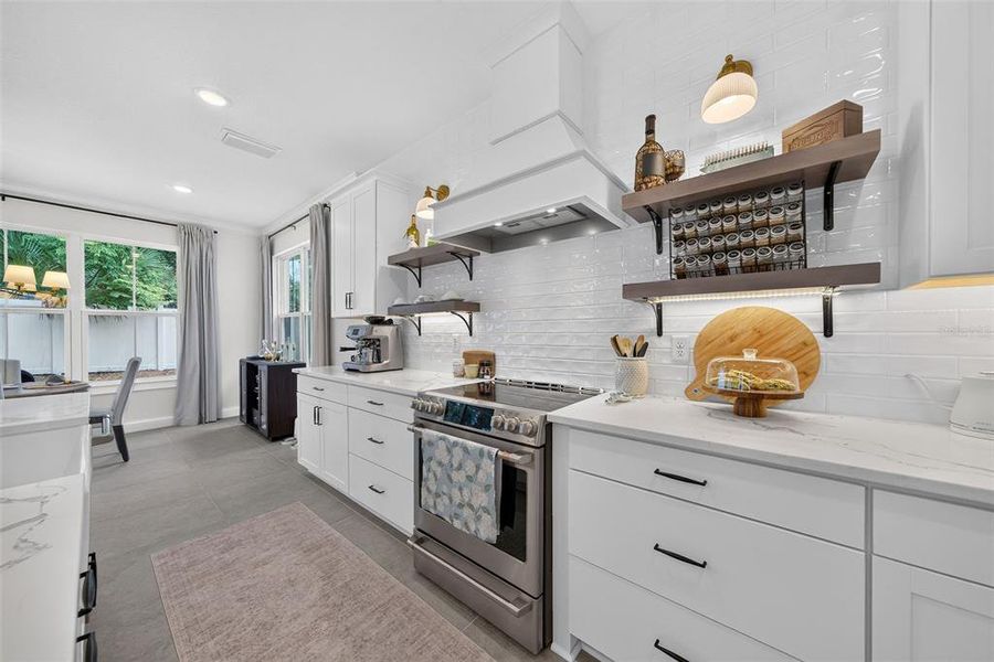 Furnished interior view inside a new home in , Orlando (Image 36).