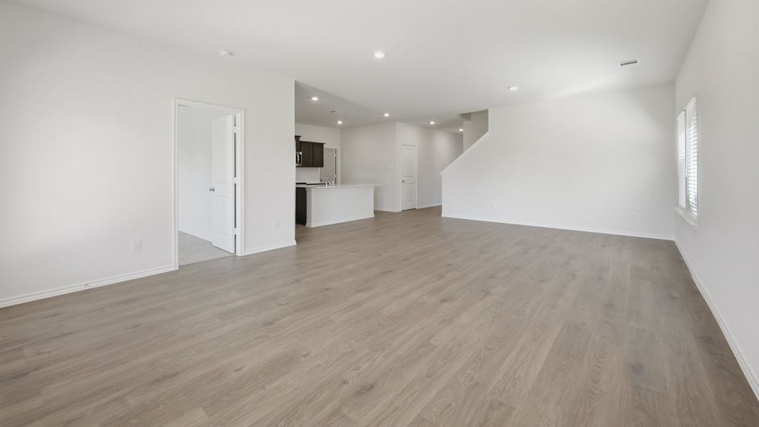 Spacious, unfurnished interior of a new home in Saddlebrook, Waxahachie (Image 8).