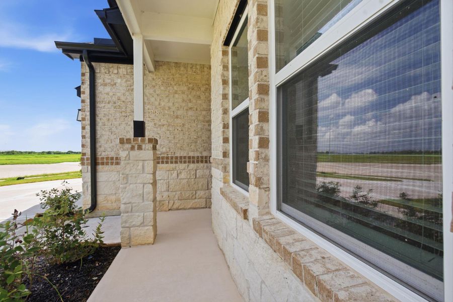 Exterior details and patio area of a home in , Rosharon (Image 4).