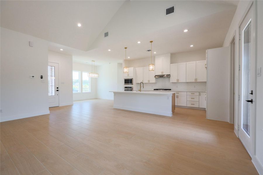 Spacious, unfurnished interior of a new home in , Dayton (Image 16).