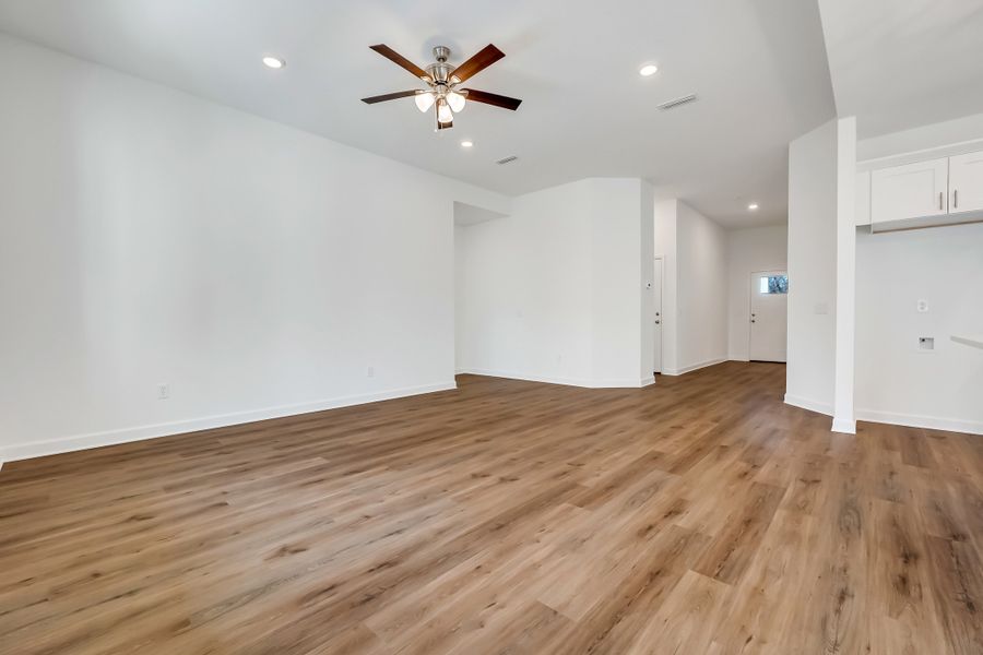 Spacious, unfurnished interior of a new home in Barton's Bend, Crestview (Image 32). Spacious, unfurnished interior of a new home in Barton's Bend, Crestview (Image 32).