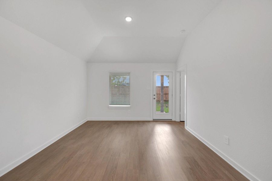 Spacious, unfurnished interior of a new home in Lone Star Landing, Montgomery (Image 31).