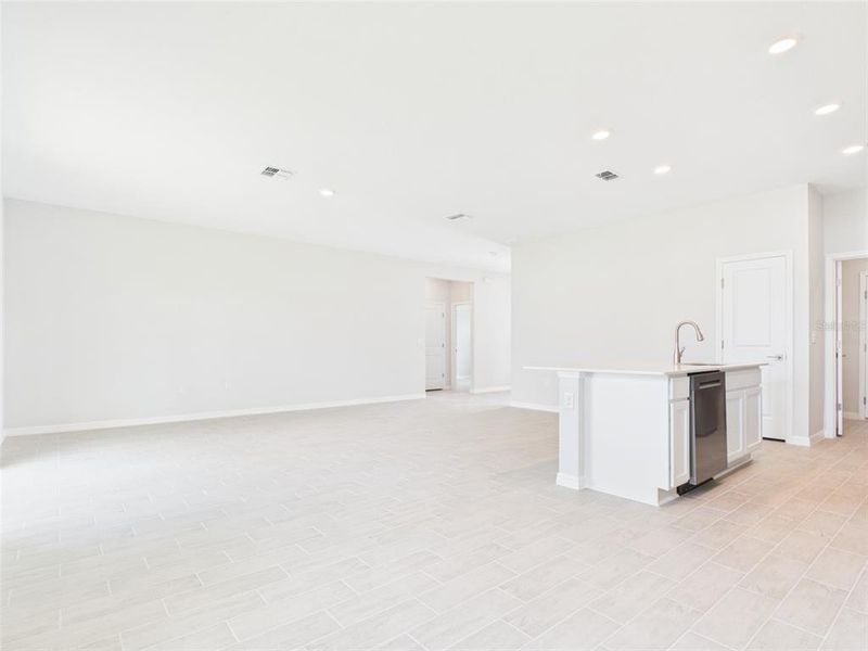 Spacious, unfurnished interior of a new home in , Ocala (Image 10).