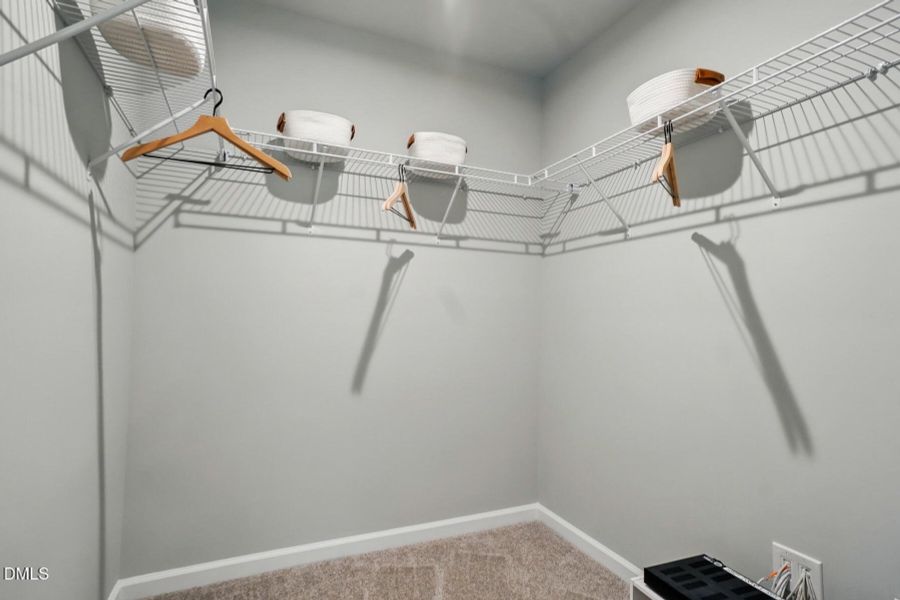 CLT_STS_AuroraModelWOW_primary_closet