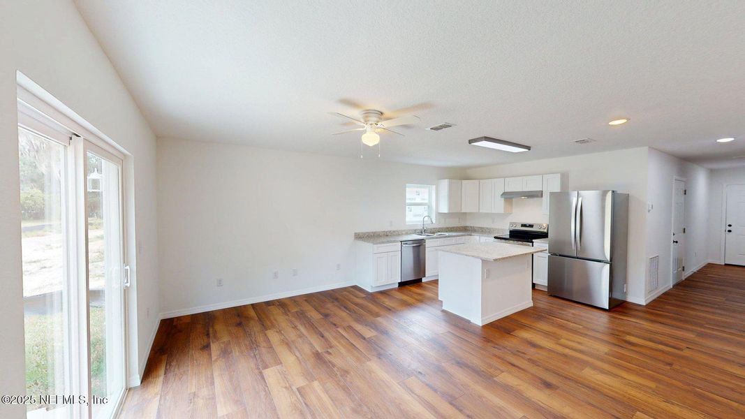 Spacious, unfurnished interior of a new home in , Green Cove Springs (Image 8).