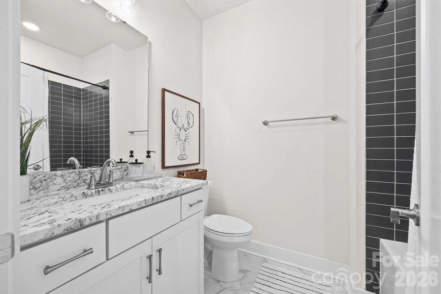 Upper level full guest bathroom