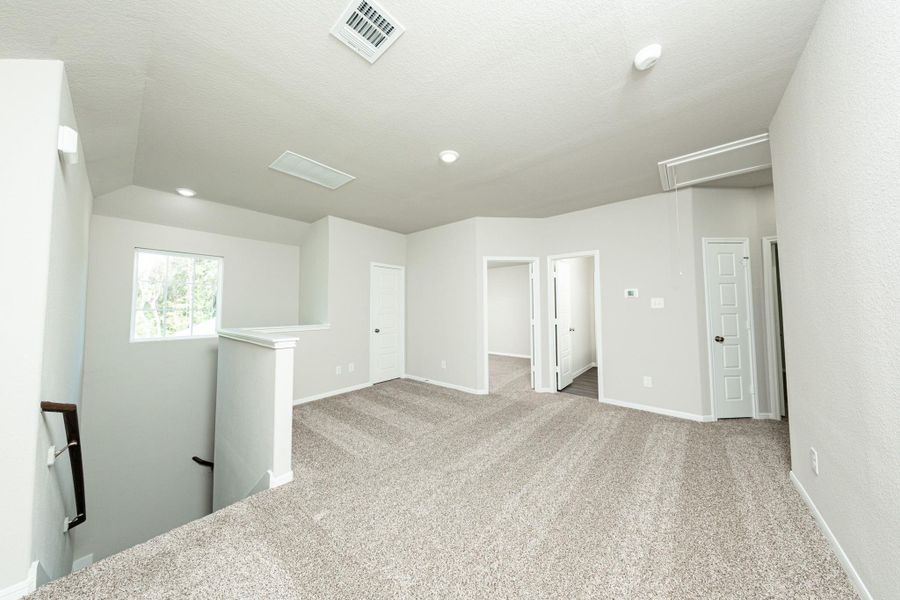 Spacious, unfurnished interior of a new home in Mackenzie Creek, Conroe (Image 19).