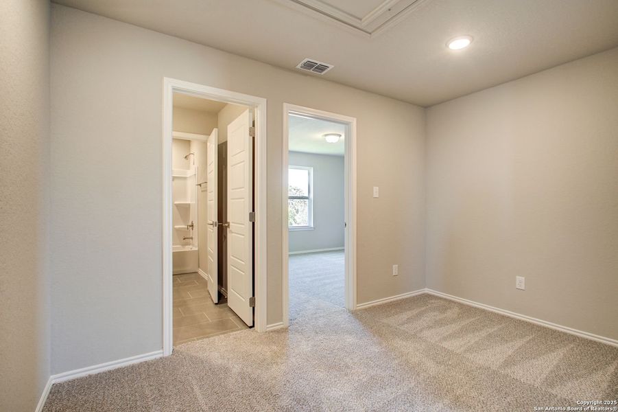 Spacious, unfurnished interior of a new home in Hickory Ridge, San Antonio (Image 70).