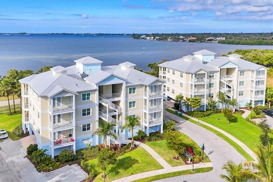 Condo located in Bradenton, FL showcasing its design and architecture (Image 5).