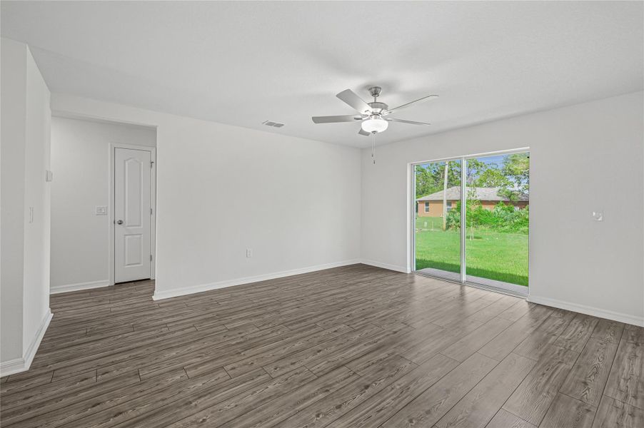 Spacious, unfurnished interior of a new home in Vero Lake Estates, Vero Beach (Image 15).