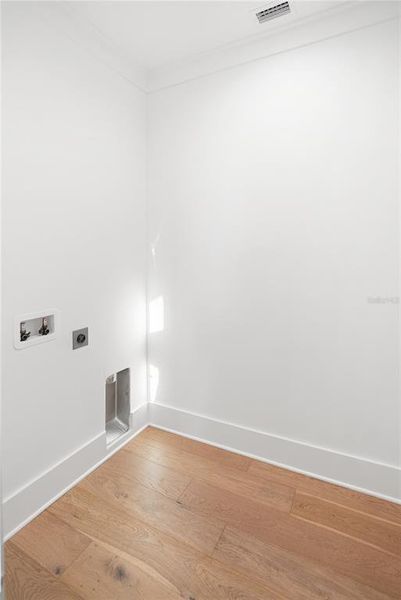 Spacious, unfurnished interior of a new home in , Sarasota (Image 61).