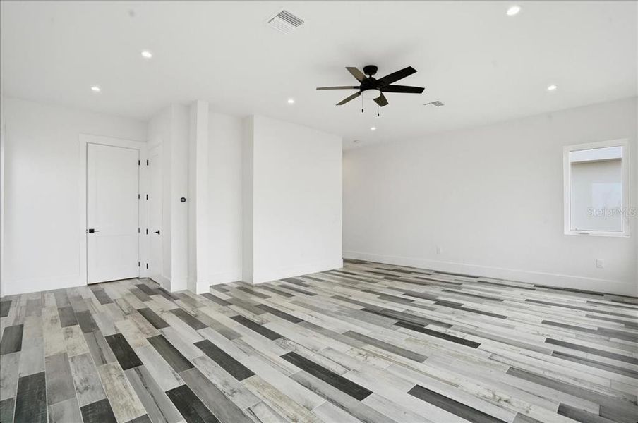 Spacious, unfurnished interior of a new home in , Englewood (Image 61).