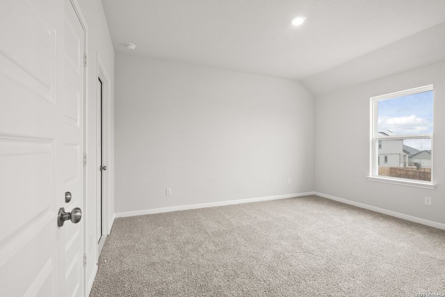 Spacious, unfurnished interior of a new home in Hunters Ranch, San Antonio (Image 16).