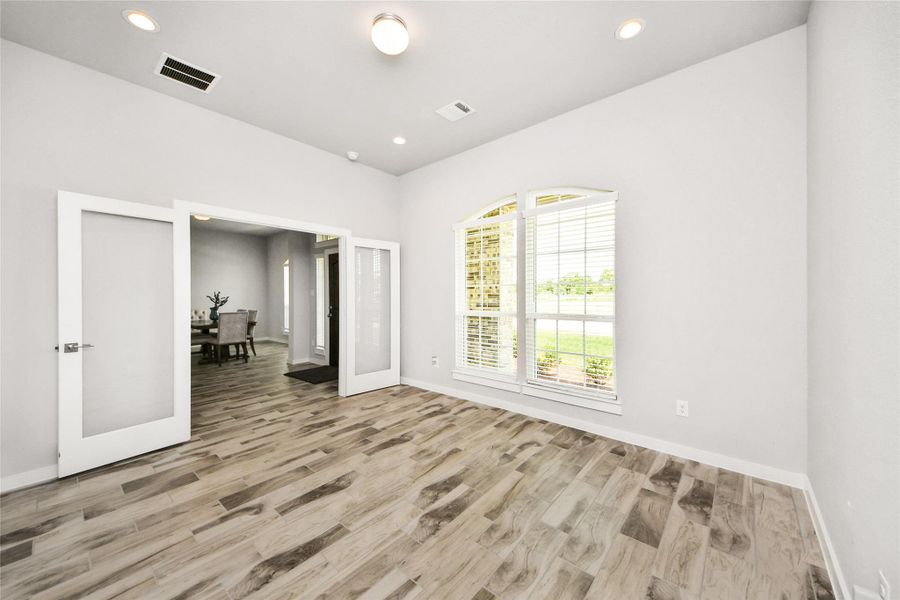 Spacious, unfurnished interior of a new home in Elm Estates, Angleton (Image 20).