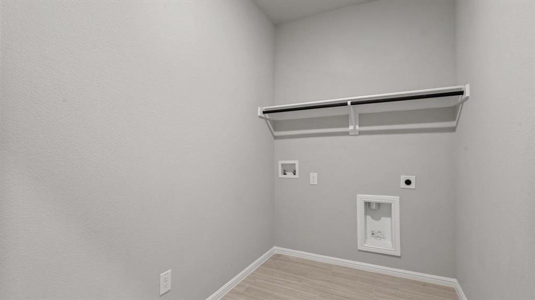 Spacious, unfurnished interior of a new home in Lonestar at Liberty Trails, Fort Worth (Image 31).