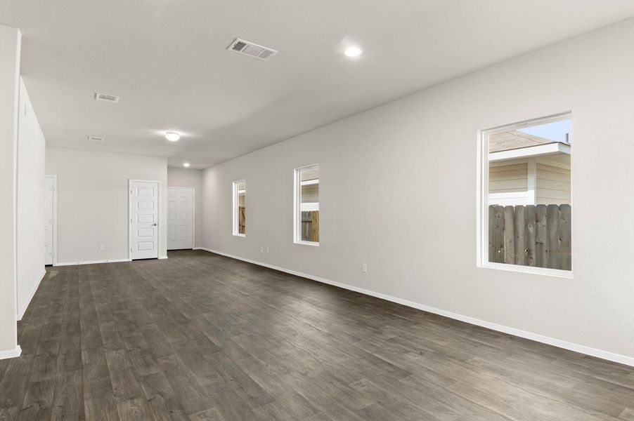 Spacious, unfurnished interior of a new home in Cloverleaf, Austin (Image 14).