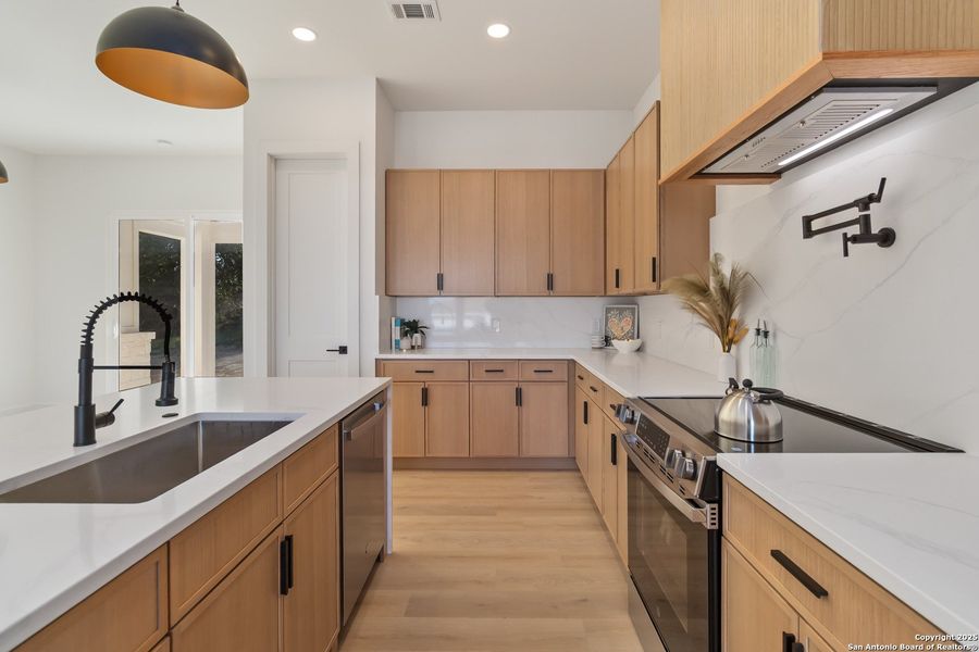 Furnished interior view inside a new home in , Blanco (Image 13).
