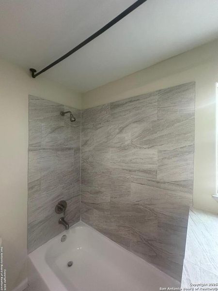 Spacious, unfurnished interior of a new home in , Bandera (Image 16).