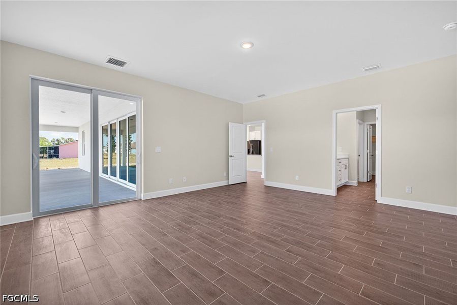 Spacious, unfurnished interior of a new home in Cape Coral, Cape Coral (Image 19).