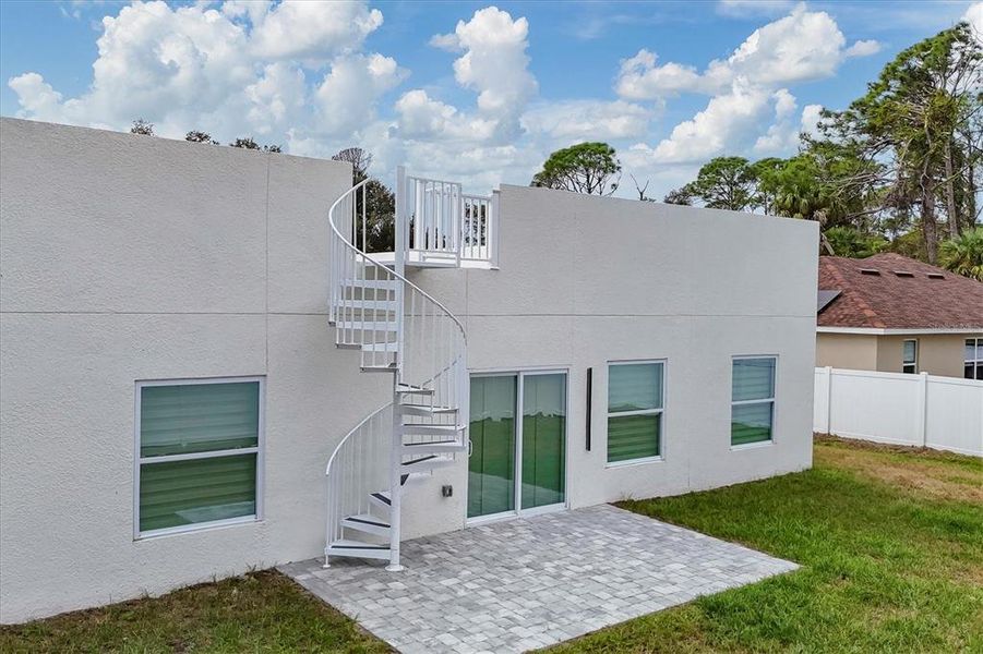 Exterior details and patio area of a home in , Port Charlotte (Image 29).