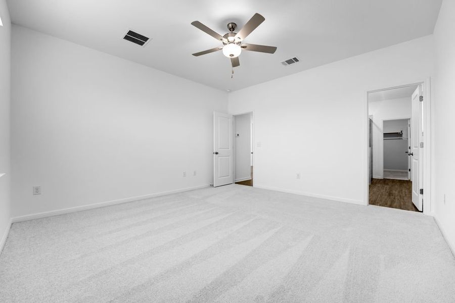 Spacious, unfurnished interior of a new home in Longview, Del Valle (Image 16).