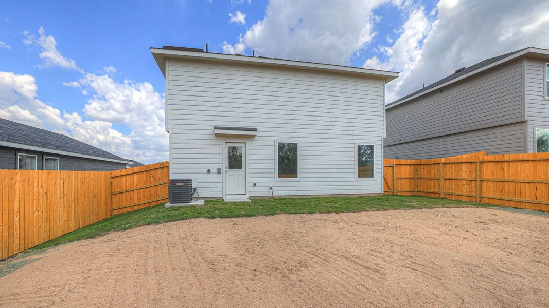 Exterior details and patio area of a home in Ladera, Luling (Image 4).