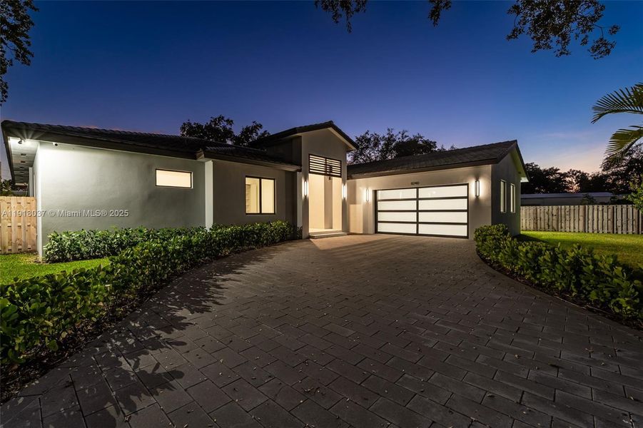 Exterior details and patio area of a home in , Cutler Bay (Image 60).
